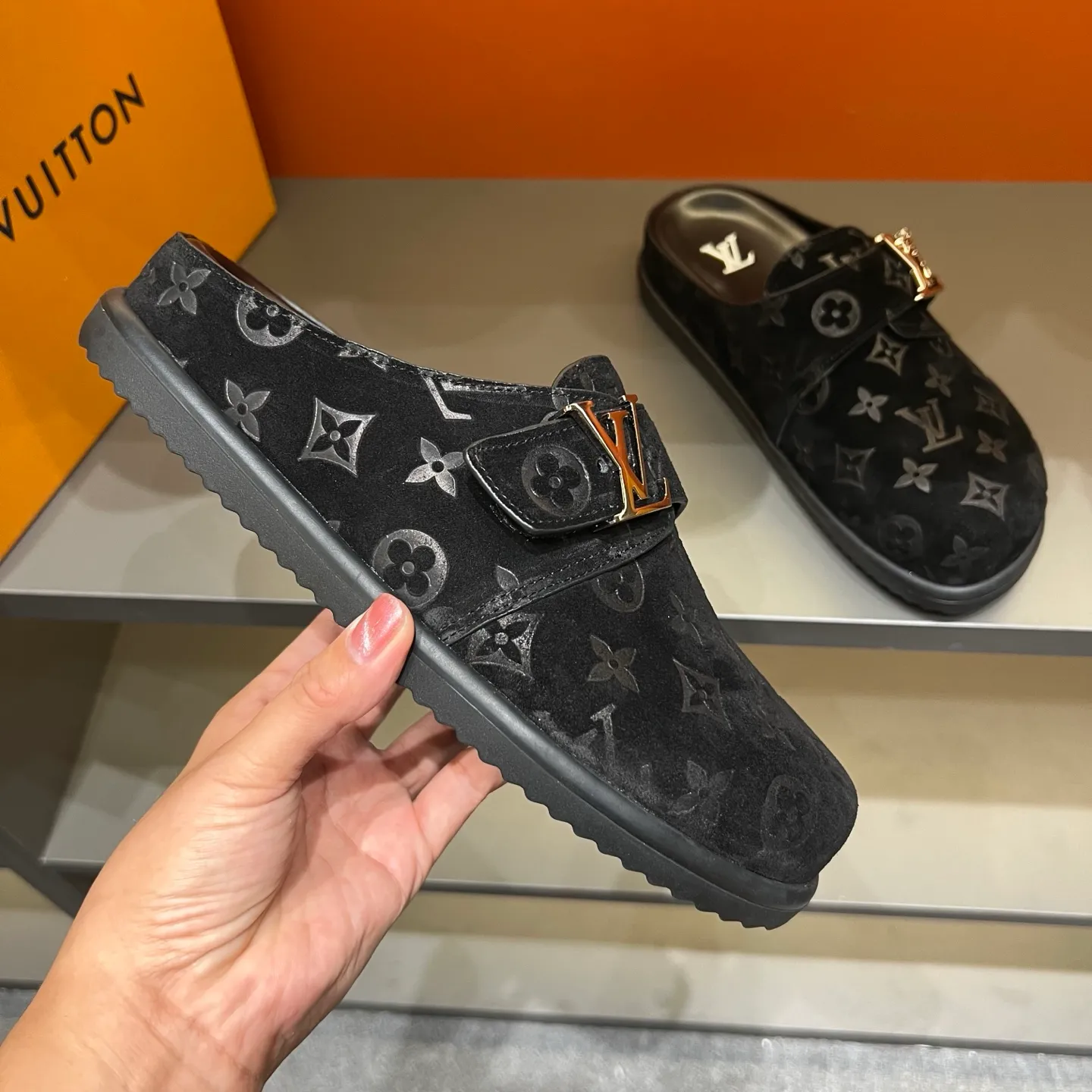 P360, 38-45 LV Easy 2025 new men's casual sandals, made of suede cow leather, with Monogram pattern to highlight the trendy style. Adjustable straps illuminated with LV letters, while a resilient insole and micro outsole provide lightweight comfort. Made of suede cow leather with embossed Monogram pattern and brand element metal hardware✅Adjustable straps➕Tough insole‼ ️Micro outsole. Comfortable and easy to wear‼ ️ P: 360, size: 38-45